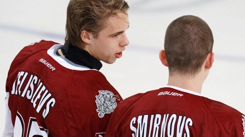 Nikolajs Jeļisejevs (pa kreisi) mačā atzīmējās ar vārtu guvumu
Foto: HK Rīga