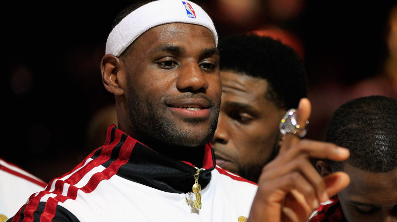 Lebrons Džeimss beidzot aplūko savu pirmo čempiona gredzenu 
Foto: AFP/Scanpix