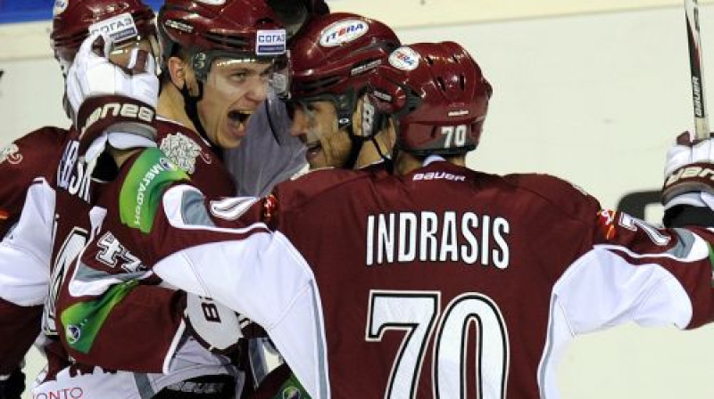 Rīgas "Dinamo" hokejisti atzīmē vārtu guvumu
Foto: Romāns Kokšarovs, Sporta Avīze/f64