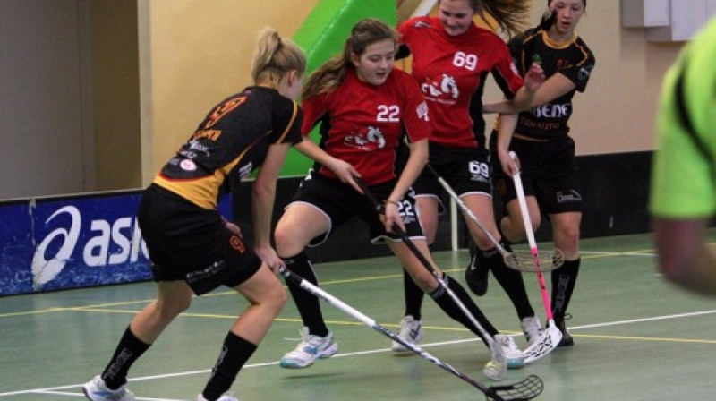 Ar bumbiņi 1.līgas rezultatīvākā spēlētāja Inga Ametere (#22)
Foto: floorball.lv