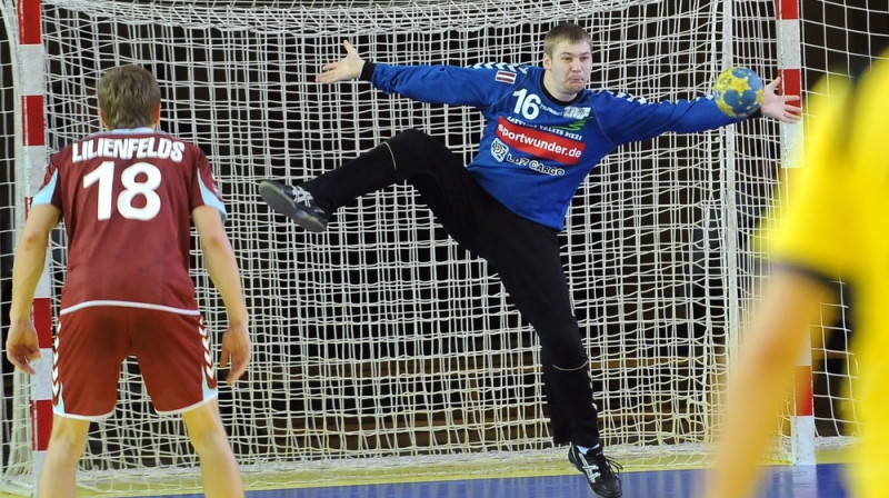 Latvijas izlases vārtsargs Edgars Kukša un VfL "Fredenbeck" cer palikt Vācijas čempionāta 3. līgā "izdzīvošanas" spēlē. 
Foto: Juris Bērziņš-Soms