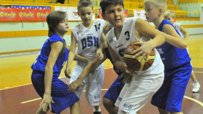 Cīņas spriedze Daugavas sporta namā.
Foto: Romualds Vambuts