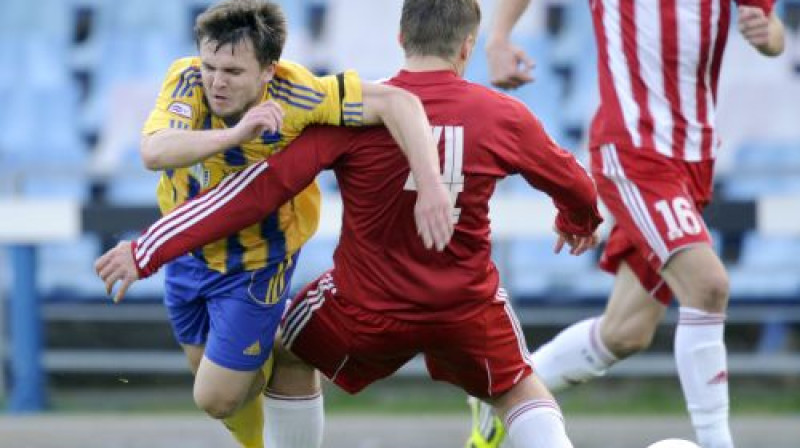 Jurijs Žigajevs pret Dzintaru Zirni
Foto: Romāns Kokšarovs, Sporta Avīze, f64