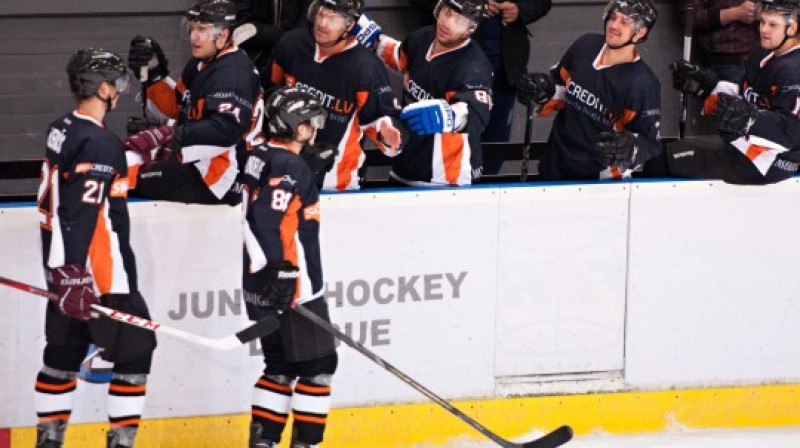 "SMScredit.lv" hokejisti svin kārtējo panākumu.
Foto: Vladislavs Proškins