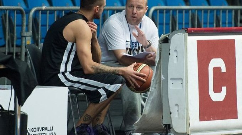 Armands Šķēle un "Kalev/Cramo" bijušais galvenais treneris Aivars Kūsmā
Foto: delfi.ee