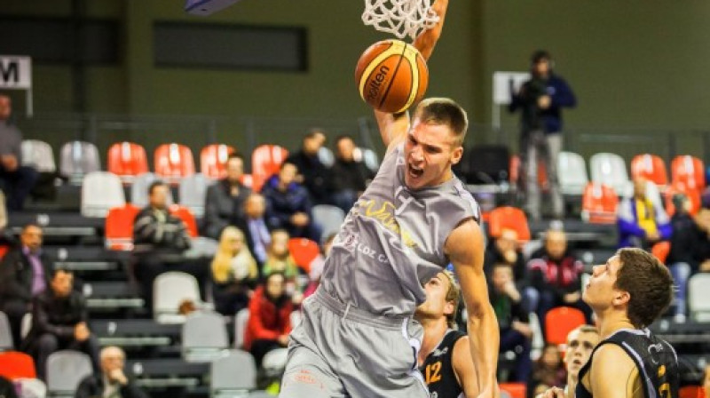 Viens no "3 punktu" nometnes treneriem Artjoms Butjankovs
Foto: Jānis Priedītis