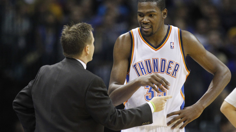 "Thunder" galvenais treneris Skots Brukss dod padomus komandas līderim Kevinam Durantam
Foto: AP/Scanpix