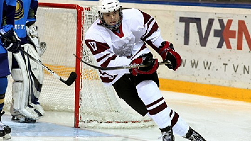 #17 Nikolajs Jeļisejevs - trāpīgākais Latvijas U-20 izlases spēlētājs Telfs Cup turnīrā. Attēlā vēl Latvijas U-18 izlasē. Foto: Mārtiņš Aiše, lhf.lv