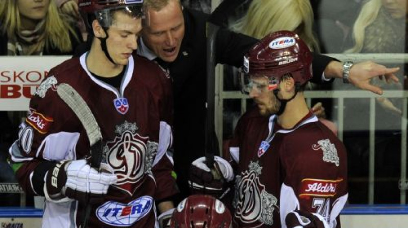 Artis Ābols sarunā ar Miku Indraši un Džeimiju Džonsonu
Foto: Romāns Kokšarovs, Sporta Avīze, f64