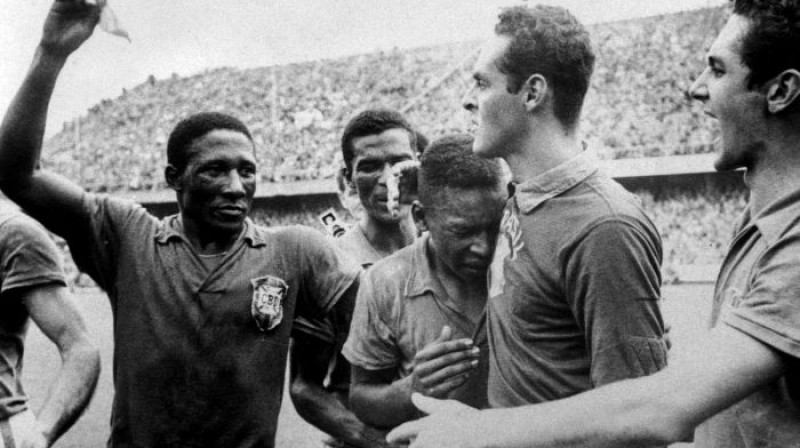 1958. gada Pasaules kausa finālmačs – Brazīlija ar 5:2 uzvarējusi Zviedriju. Pele izplūdis prieka asarās komandas biedru vidū
Foto: Scanpix/Sweden