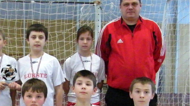 Alens Vinokurovs kopā ar U-12 komandu
Foto: lff.lv