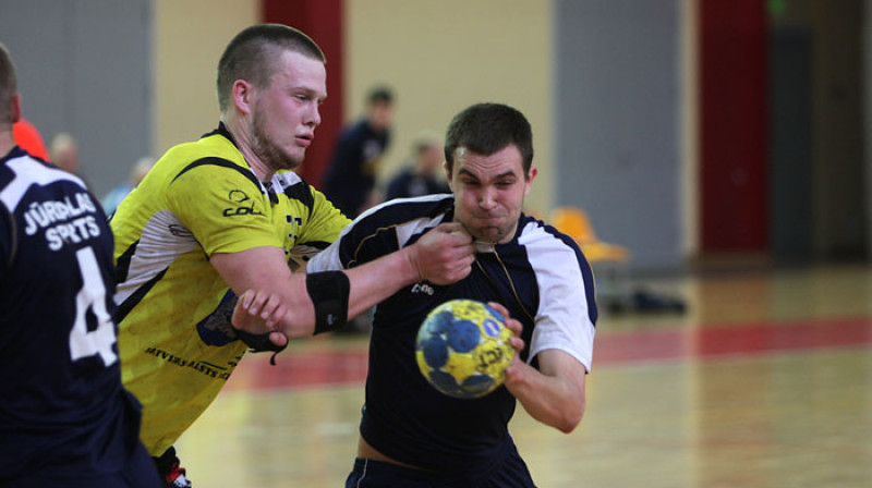 Raitis Ence (Jūrmalas Sports, ar bumbu) cīņā ar Egilu Politeru (Dobeles Tenax)
Foto: aprinkis.lv