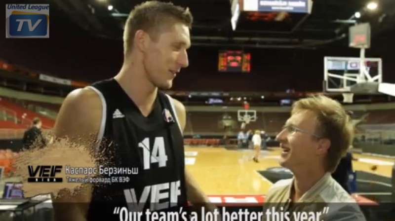 Kaspars Bērziņš un reportieris
Foto: no "VTB United League" video