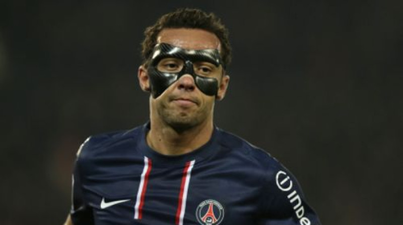 Brazīlietis Nene, iepriekš nevarēdams spēlēt vaiga kaula lūzuma dēļ, laukumā atgriezās ar aktīvu sniegumu
Foto: AFP/Scanpix