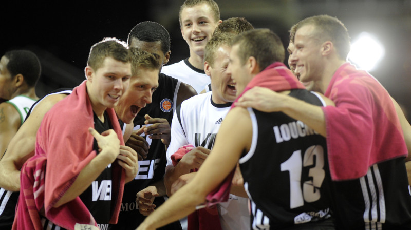 Rīgas VEF šovakar centīsies sagādāt dāvanu valsts svētkos basketbola cienītājiem 
Foto: Romāns Kokšarovs, Sporta Avīze, f64