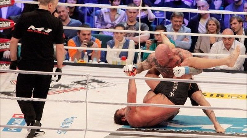 Džefs Monsons cīņā ar Aleksandru Jemeļjaņenko 
Foto: mixfight.ru