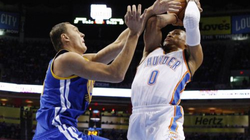 Andris Biedriņš un Rasels Vestbruks
Foto: AP/Scanpix