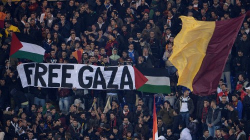 Tribīnēs netrūka arī plakāti ar politisku noskaņu.
Foto: Lapresse/scanpix