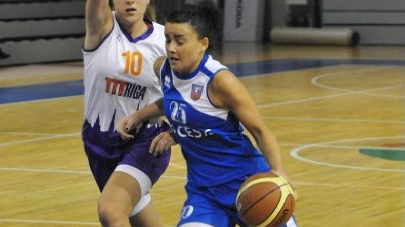 Kristīne Silarāja cenšas tikt garām "TTT Rīga" spēlētājai Ievai Spīgulei
Foto: Romualds Vambuts, Sportacentrs.com