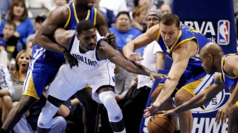 Andris Biedriņš kopā ar komandas biedriem cīnās par bumbu
Foto: AP/Scanpix