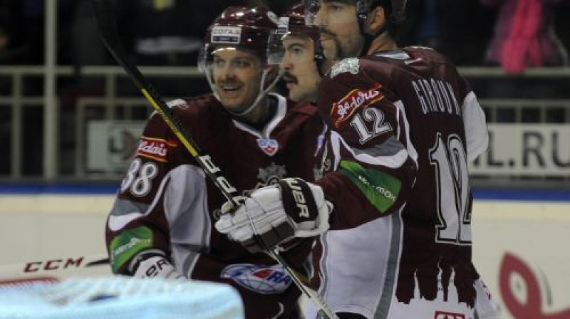 Ūsainie "Dinamo" hokejisti: Pols Šehura, Kaspars Daugaviņš un Aleksandrs Žirū
Foto: Romāns Kokšarovs, Sporta Avīze, f64
