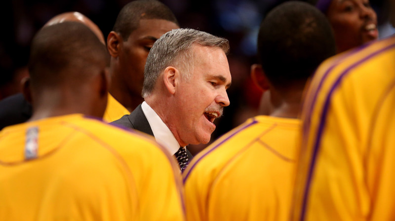 Maiks D'Antoni beidzot aizvadījis pirmo spēli kā "Lakers" treneris 
Foto: AFP/Scanpix