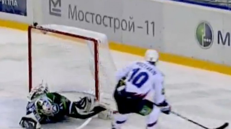Edgars Masaļskis glābj
Foto: no KHL video