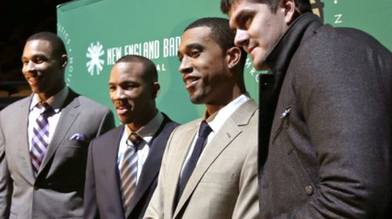 Darko Miličičs ar pārējiem "Celtics" starpsezonas jaunpienācējiem pirms sezonas sākuma
Foto: Ap/Scanpix