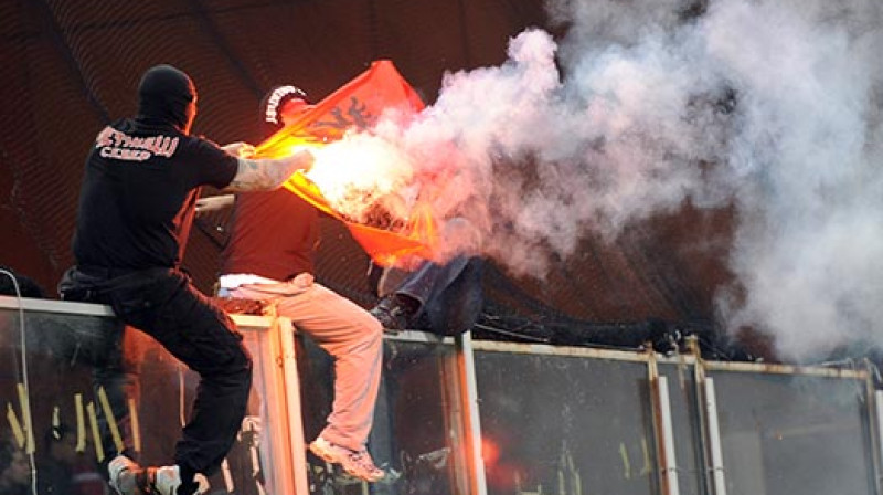 Futbola huligānu fanātisms mūsdienās sasniedz neiedomājamas formas un izpildījumu...

Foto: huligans.com