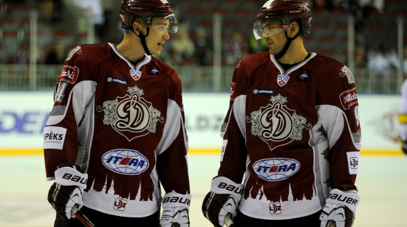 Oskars Cibuļskis pievienojies Krišjānim Rēdliham, kurš arī šobrīd ir savainots
Foto: Romāns Kokšarovs, Sporta Avīze, f64