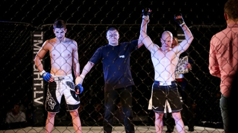 Gatis Skuja (no labās) pēc punktiem uzveic Aivaru Kalniņu
Foto: tmfight.lv
