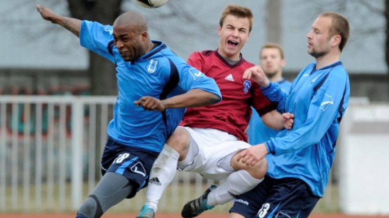 Unikāls kadrs - Daniels Ola (pa kreisi) un Dmitrijs Halvitovs (pa labi) vēl "Jūrmalas" kreklos. Abi kļuva par Latvijas čempioniem...
Foto: Romāns Kokšarovs (f64)