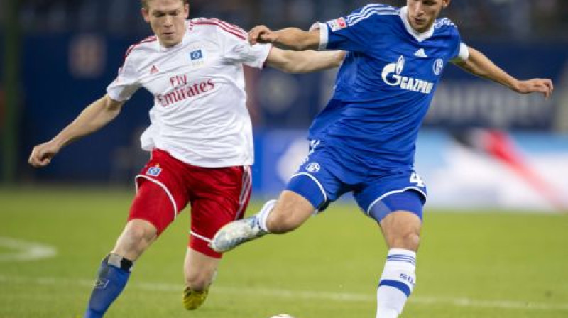 Artjoms Rudņevs (pa kreisi) cīņā ar Benediktu Hēvedesu
Foto: AFP/Scanpix