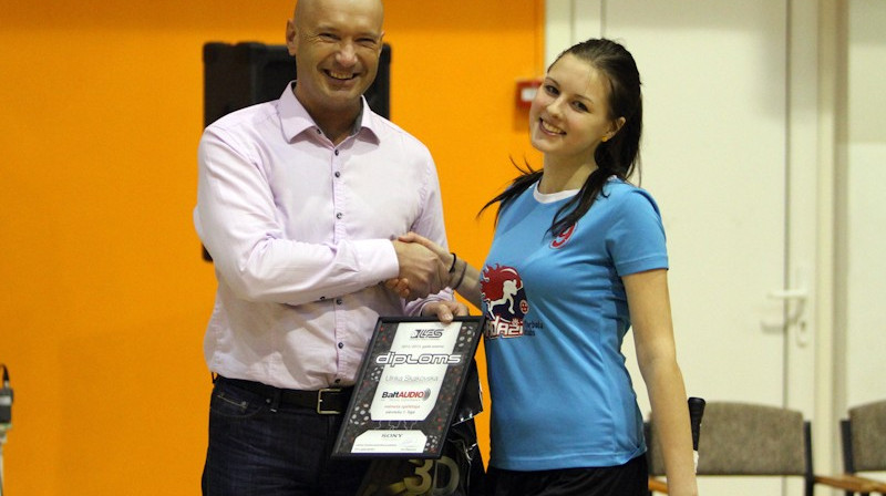 "BaltAUDIO" oktobra labāko spēlētāju Ulriku Skakovsku sveic LFS prezidents Ilvis Pētersons
Foto: Renārs Buivids, floorball.lv