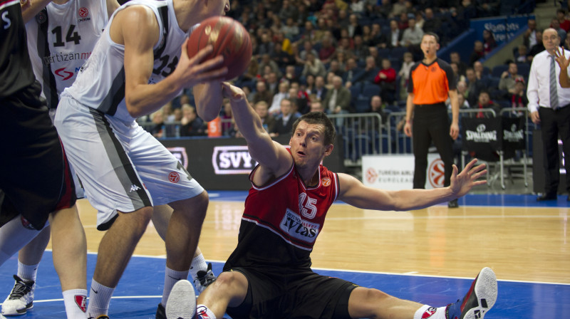 Jānis Blūms cīņā pret "Partizan" 
Foto: Romāns Kokšarovs, Sporta Avīze, f64