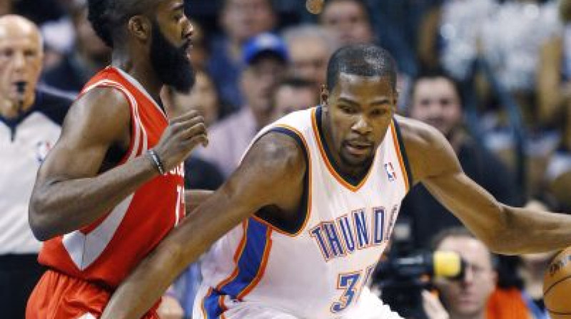 Kevins Durents cenšas apspēlēt bijušo komandas biedru Džeimsu Hārdenu
Foto: AP/ Scanpix