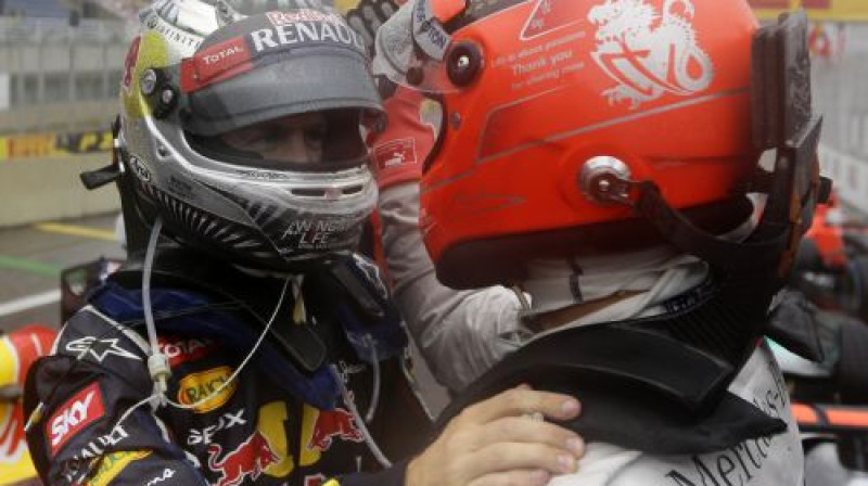 Sebastjans Fetels un Mihaels Šūmahers uzreiz pēc finiša
Foto: AFP/Scanpix