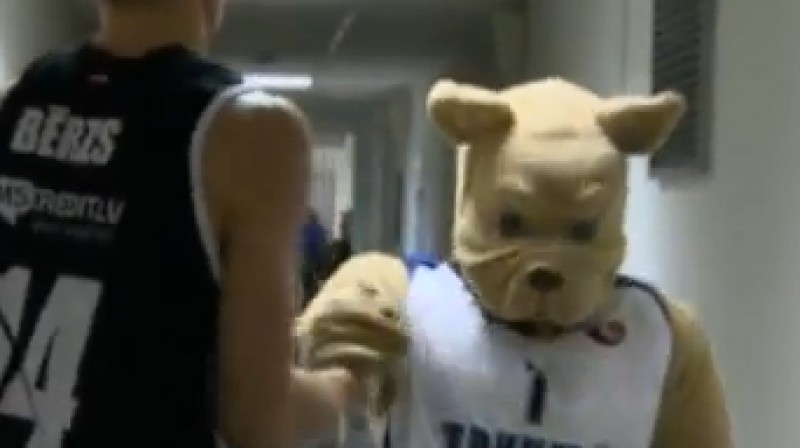 Kaspars Bērziņš un "Triumph" pārstāvis
Foto: no "SportaStudija1930" video