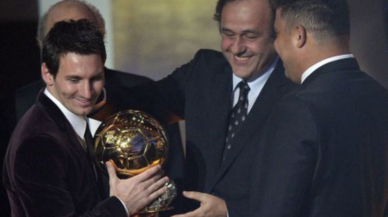 Lionels Mesi ar pagājušajā gadā izcīnīto balvu
Foto: AP/Scanpix