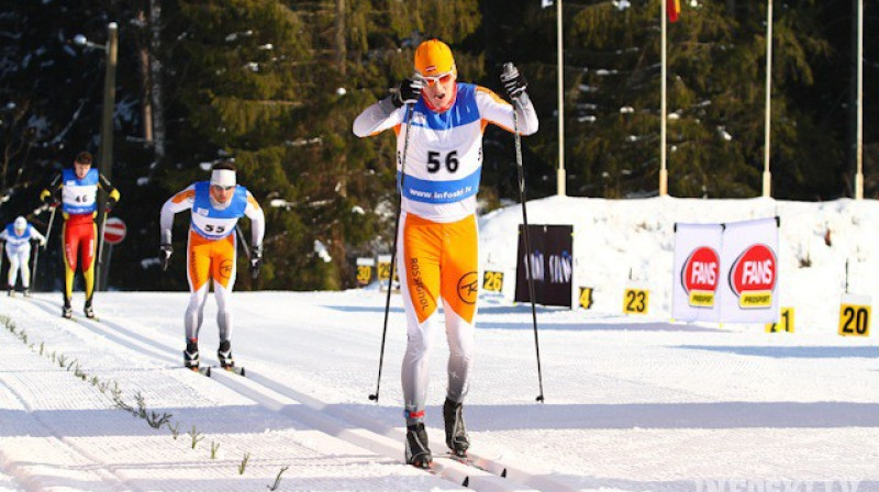 Pāvels Ribakovs un aiz viņa Juris Damškalns finišē FIS sacensībās Priekuļos. Foto:Infoski.lv