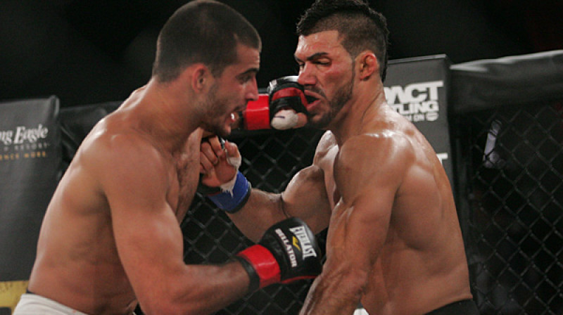 Andrejs Koreškovs (pa kreisi) cīņā ar Laimanu Gudu
Foto: sherdog.com