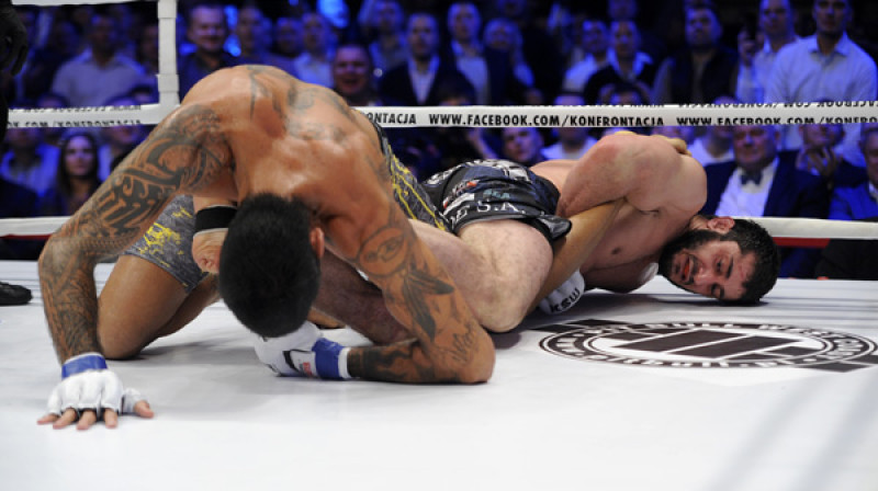 Mameds Halidovs laužot Kendala Grouva kāju
Foto: sherdog.com