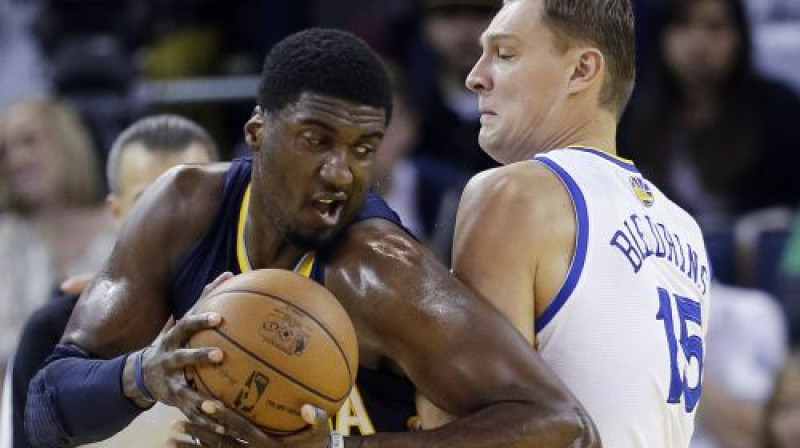 Andris Biedriņš cenšas neļaut Rojam Hibertam gūt punktus
Foto: Ap/Scanpix