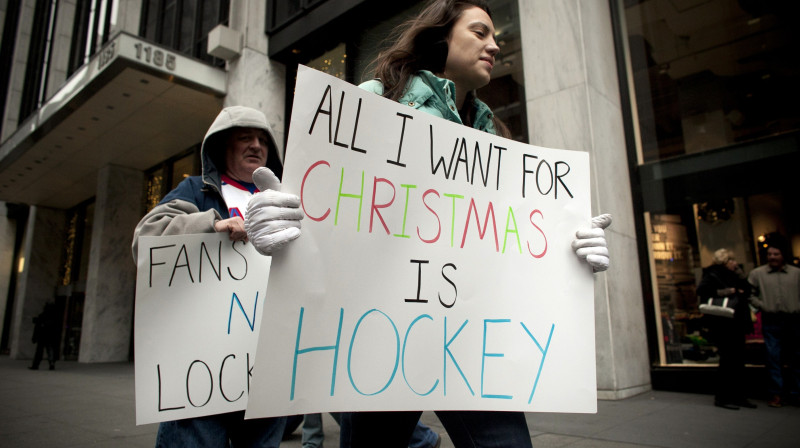 Līdzjutēji protestē pie NHL ofisa Ņujorkā 
Foto: AFP/Scanpix