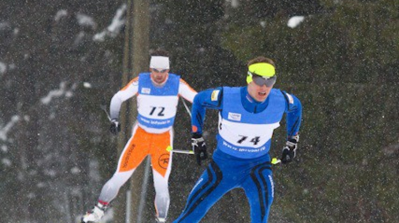Labākais no mūsējiem Kontiolahti Jānis Paipals priekšplānā. Savstarpējais mačs ar Liepiņu visticamāk būs janvāra vidū FIS sacensībās Priekuļos. Foto:Infoski.lv