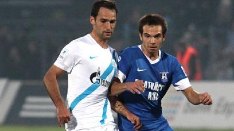 Krievijas izlases un "Zenit" pussargs Romāns Širokovs (pa kreisi) cīņā ar Artūru Zjuzinu (pa labi) Krievijas kausa izcīņas spēlē
Foto: fc-baltika.ru