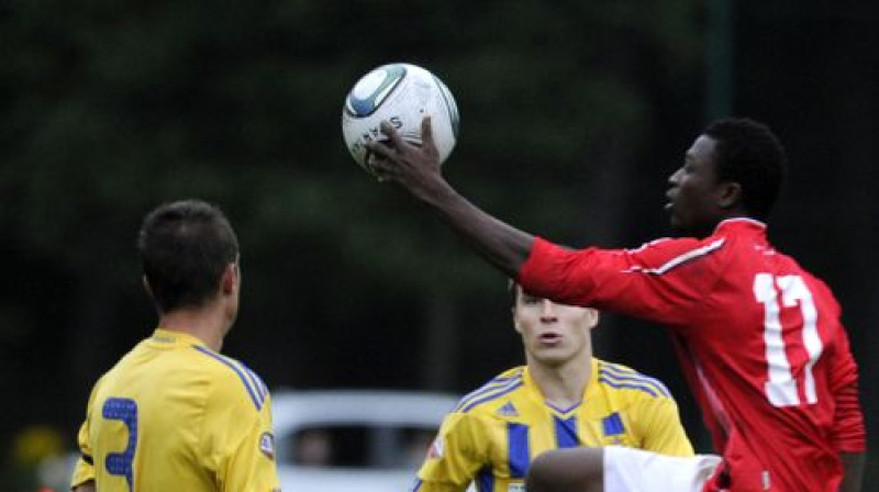 Patriks Tvumasi (nr. 17) bija viens no sezonas spilgtākajiem atklājumiem
Foto: Romāns Kokšarovs, Sporta Avīze, f64