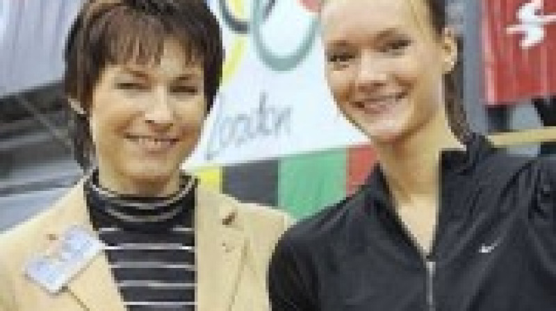 Vineta kopā ar meitu Lauru.

Foto:muzejs.lv