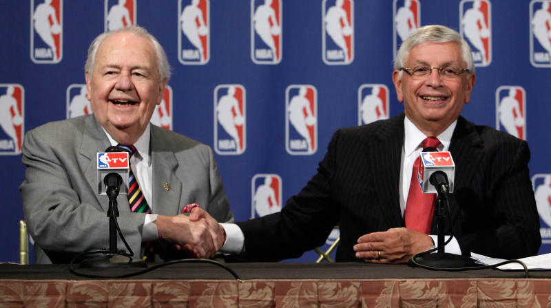"Hornets" īpašnieks Toms Bensons un NBA komisārs Deivids Sterns
Foto: AP/Scanpix