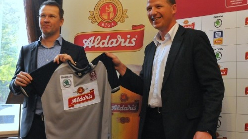 Latvijas tiesnešu attīstības programmas vadītājs Oskars Lucis (no labās) un AS "Aldaris" izpilddirektors Veli Peka Tennila
Foto: Romualds Vambuts, Sportacentrs.com